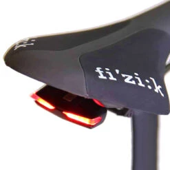 Feu Arrière Lucia Monté Sur Le Rail De Selle